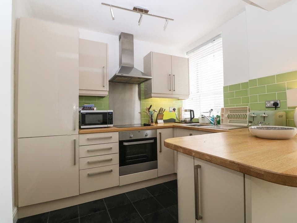 Cottage | Private kitchen | Fridge, microwave, stovetop, dishwasher