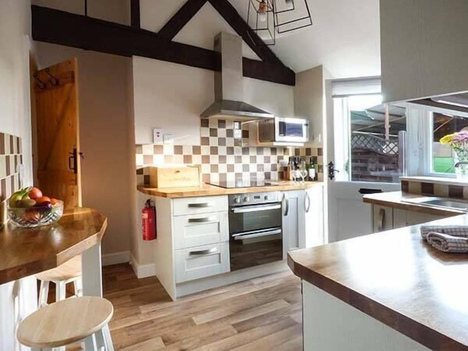 Cottage | Private kitchen | Fridge, microwave, stovetop, dishwasher