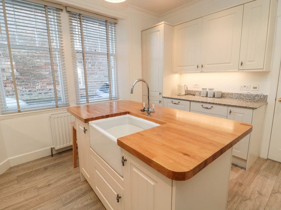 Cottage | Private kitchen | Microwave, stovetop, dishwasher, cookware/dishes/utensils