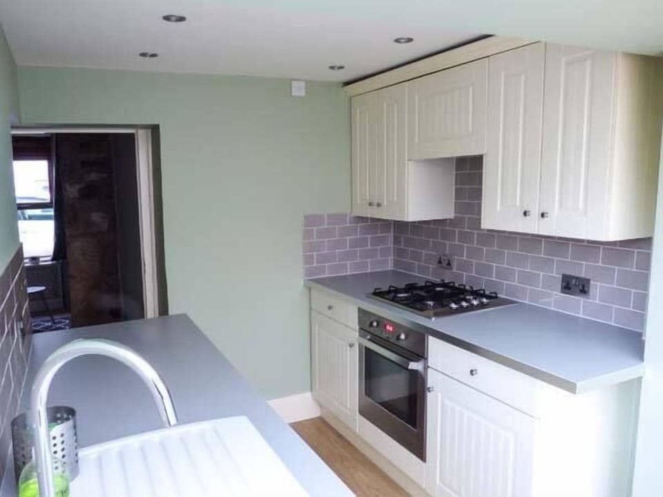 Cottage | Private kitchen | Fridge, microwave, stovetop, electric kettle