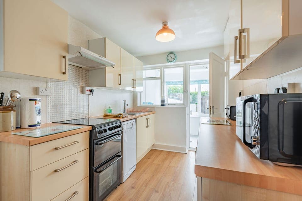 Cottage | Private kitchen | Fridge, dishwasher, highchair, cookware/dishes/utensils