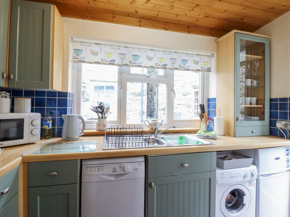 Cottage | Private kitchen | Fridge, microwave, stovetop, dishwasher