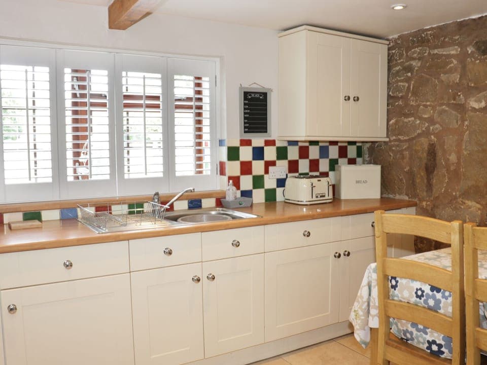Cottage | Private kitchen | Fridge, dishwasher, cookware/dishes/utensils