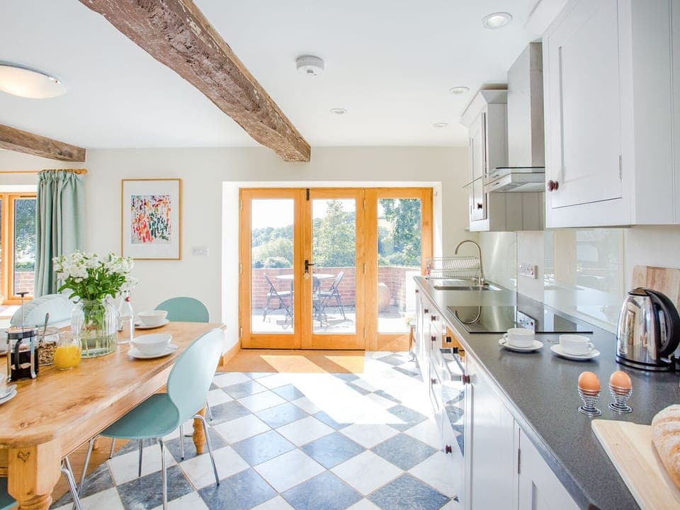 Cottage | Private kitchen | Dishwasher, cookware/dishes/utensils