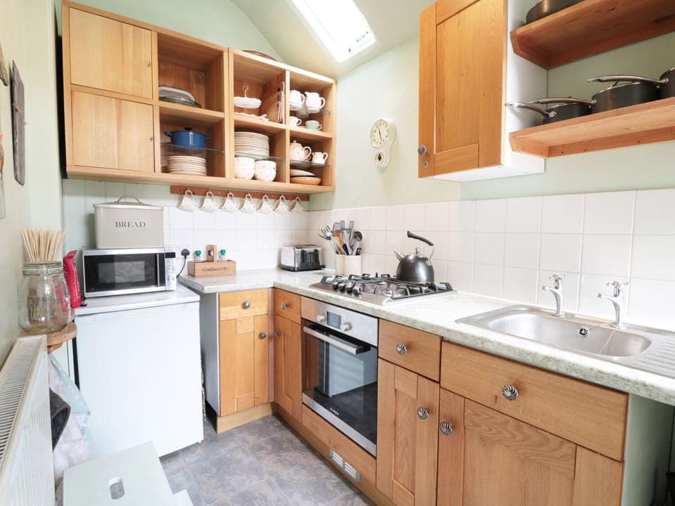 Cottage | Private kitchen | Microwave, stovetop, cookware/dishes/utensils