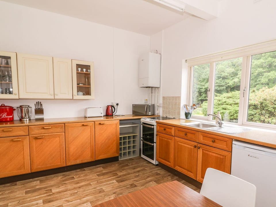 Cottage | Private kitchen | Stovetop, highchair, cookware/dishes/utensils