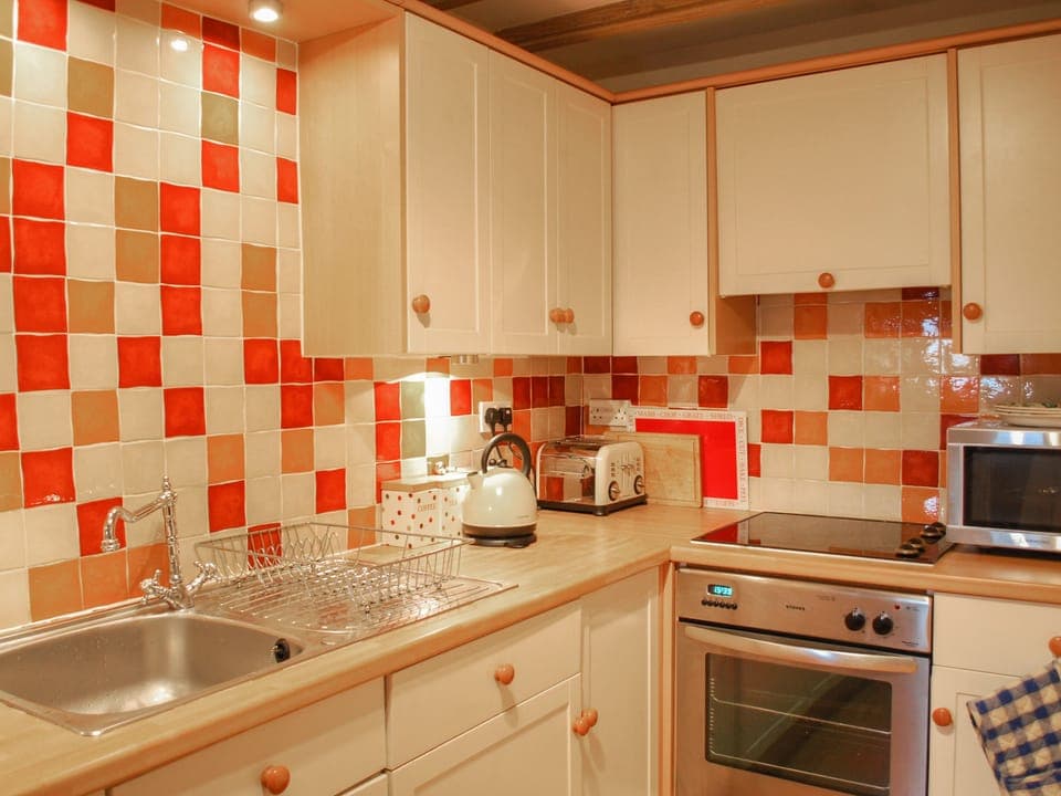 Cottage | Private kitchen | Fridge, cookware/dishes/utensils