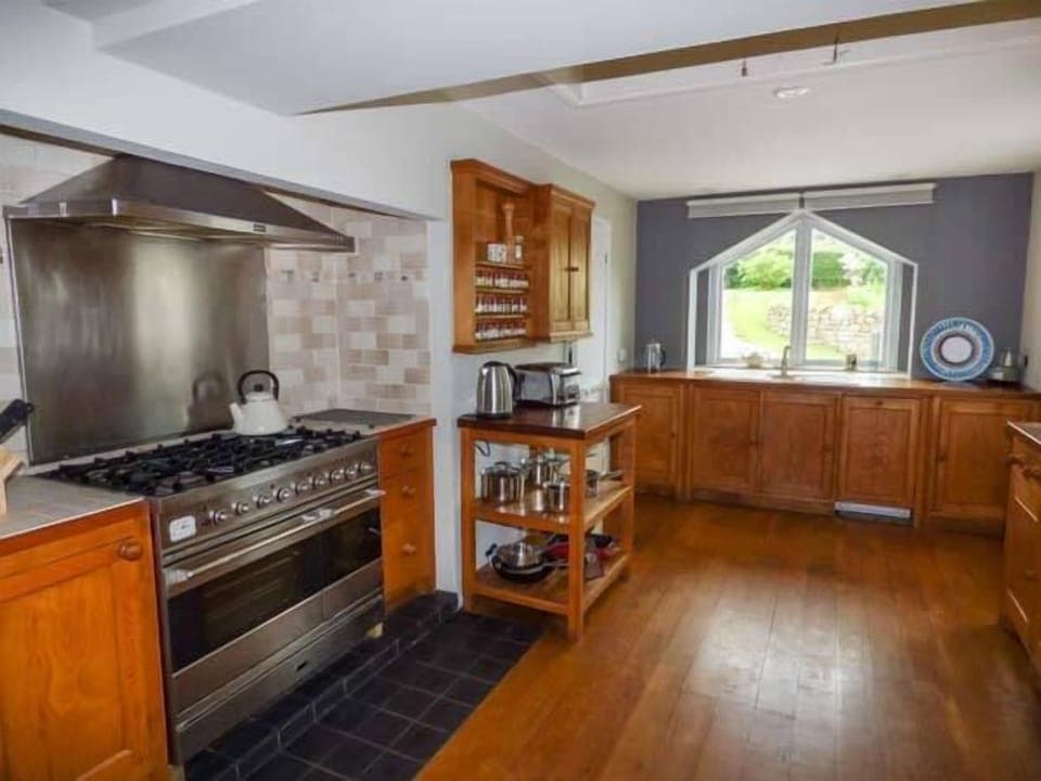 Cottage | Private kitchen | Fridge, stovetop, dishwasher, highchair