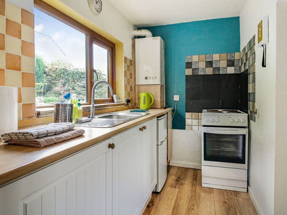 Cottage | Private kitchen | Microwave, stovetop, electric kettle, toaster