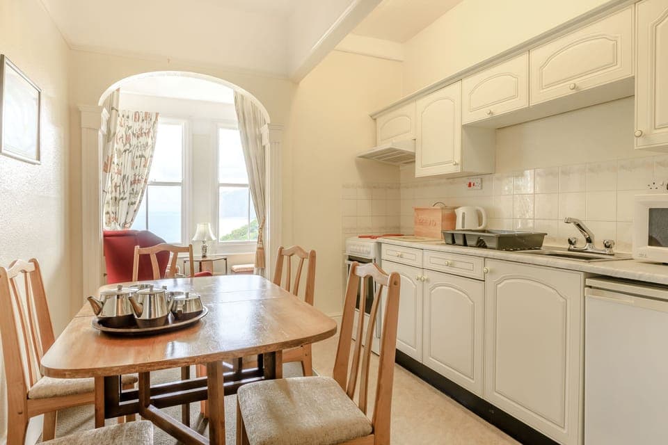 Cottage | Private kitchen | Fridge, oven, stovetop, cookware/dishes/utensils
