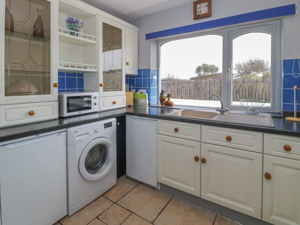 Cottage | Private kitchen | Dishwasher, cookware/dishes/utensils