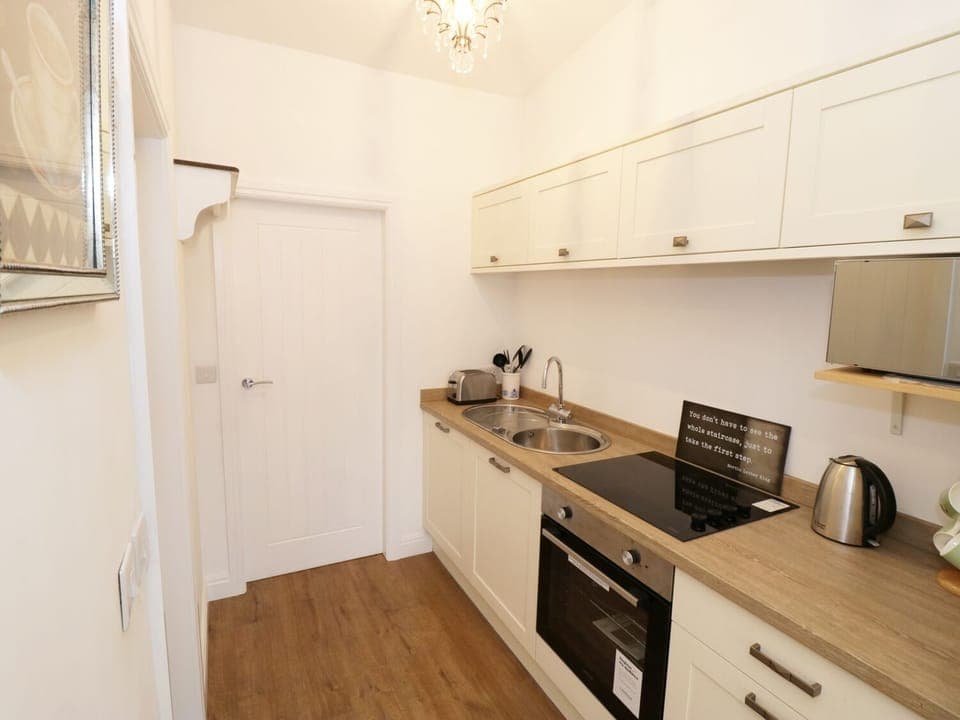 Cottage | Private kitchen | Fridge, microwave, stovetop, cookware/dishes/utensils