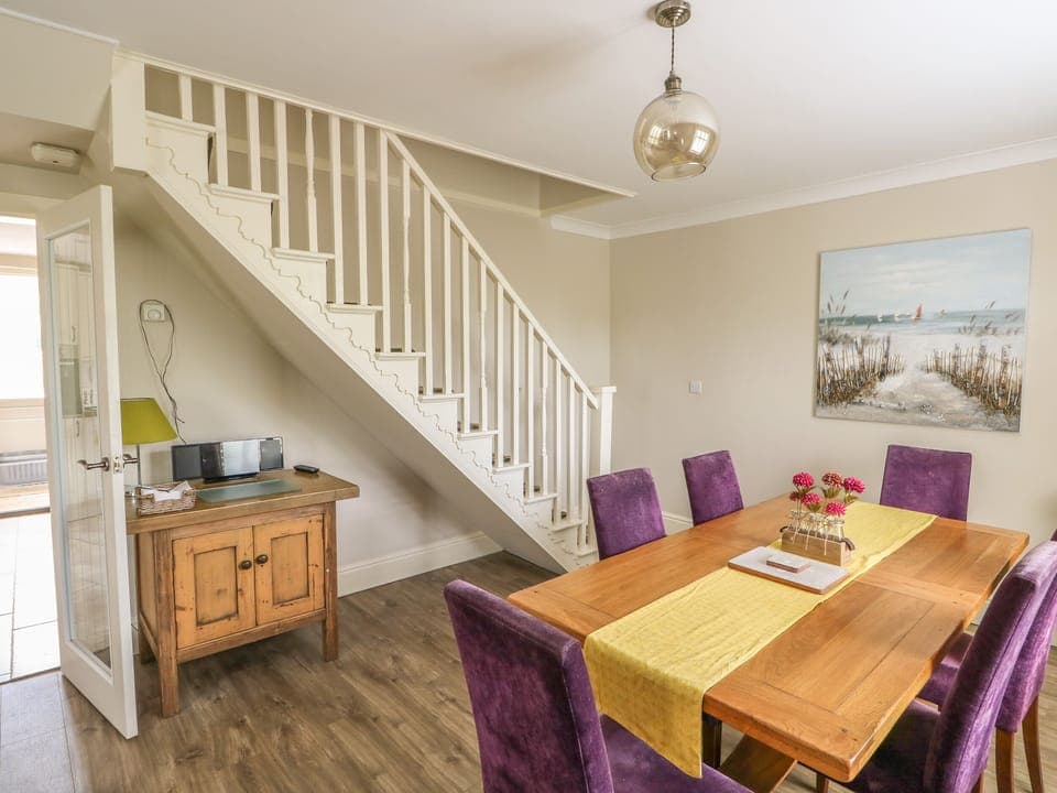 Cottage | Private kitchen | Dishwasher, cookware/dishes/utensils