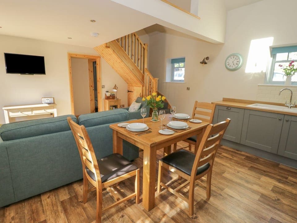 Cottage | Private kitchen | Dishwasher, cookware/dishes/utensils