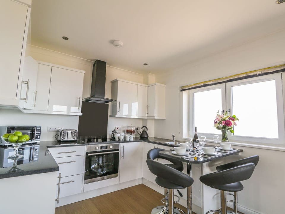 Cottage | Private kitchen | Fridge, cookware/dishes/utensils