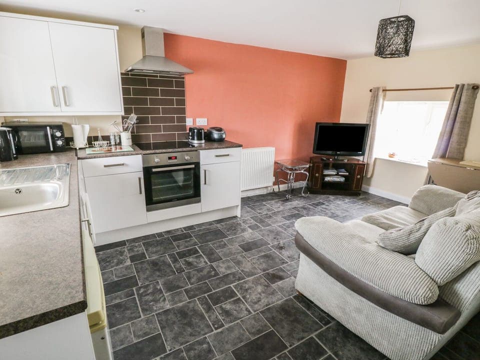 Cottage | Private kitchen | Fridge, microwave, stovetop, cookware/dishes/utensils