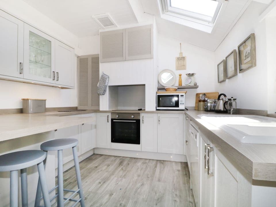 Cottage | Private kitchen | Fridge, microwave, stovetop, dishwasher