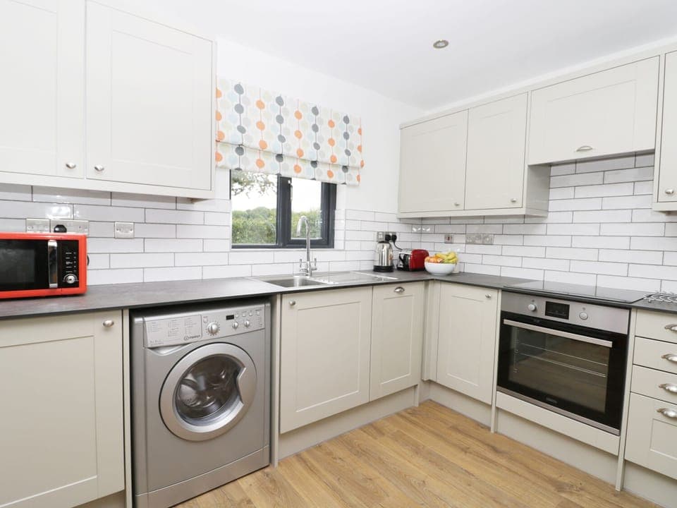 Cottage | Private kitchen | Dishwasher, highchair, cookware/dishes/utensils