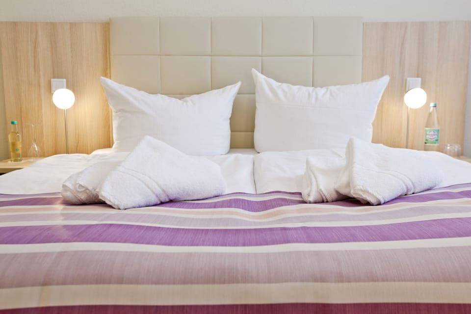 Double Room, 1 Queen Bed, Non Smoking | Minibar, desk, laptop workspace, blackout drapes