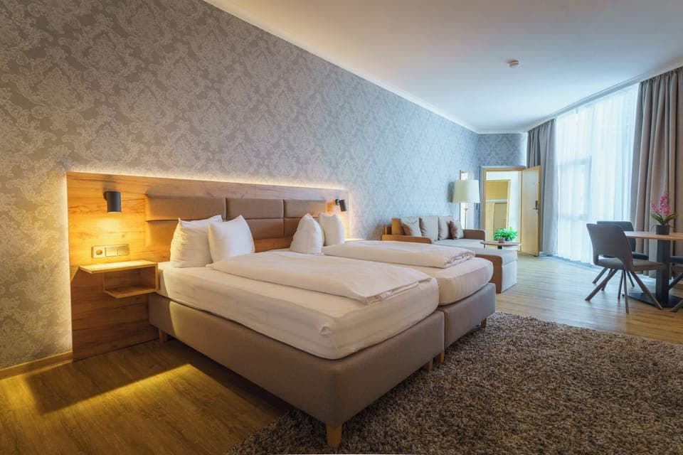 Junior Suite, 1 Bedroom | Minibar, in-room safe, desk, blackout drapes