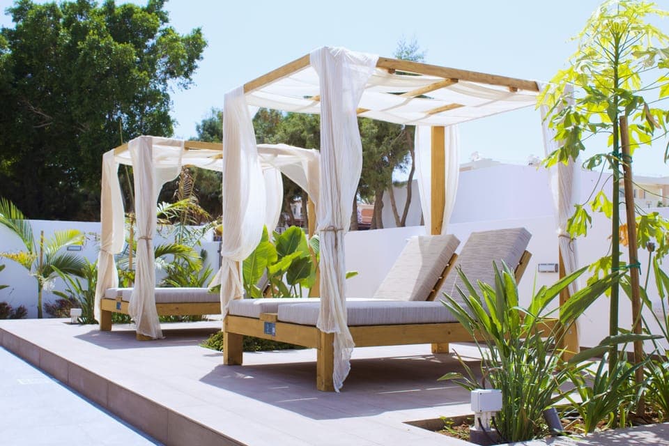 Seasonal outdoor pool, pool umbrellas, sun loungers