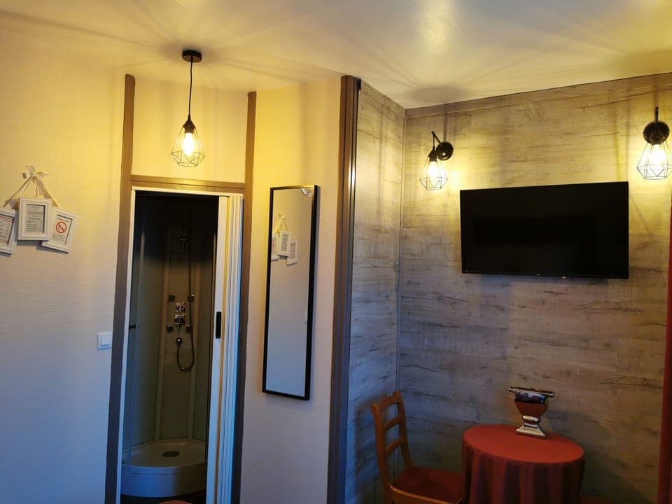 Room (Anglaise) | Individually decorated, individually furnished, free WiFi, bed sheets