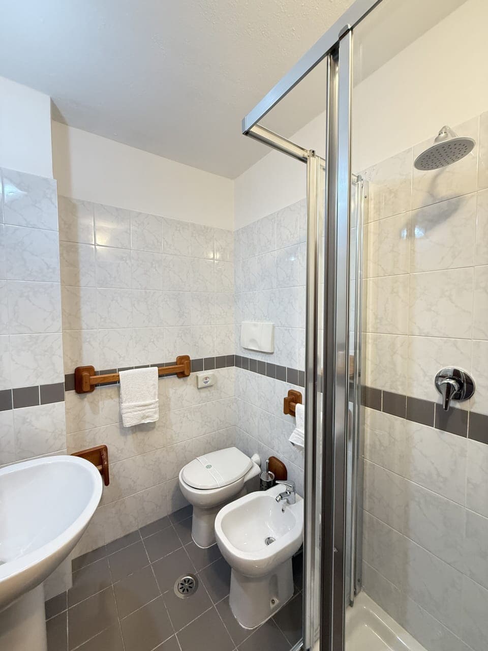 Shower, rainfall showerhead, free toiletries, bidet