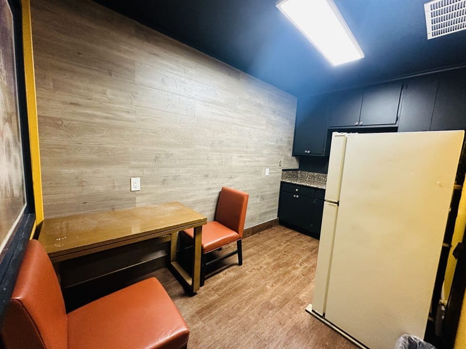 Signature Studio Suite, 1 King Bed | Private kitchen