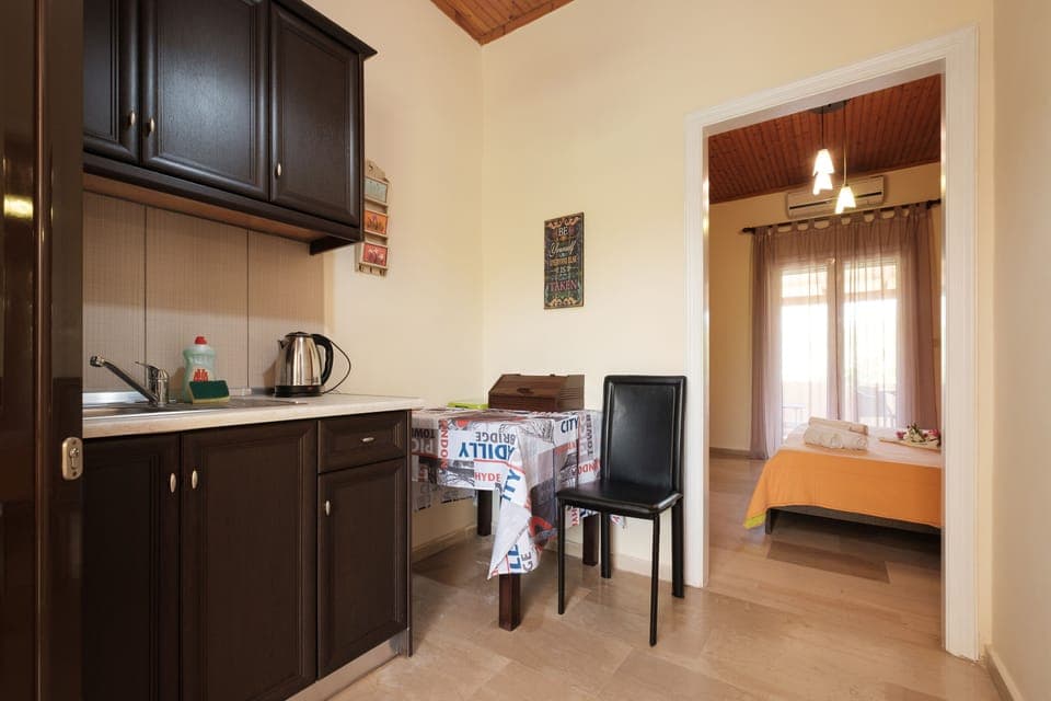 Fridge, oven, stovetop, coffee/tea maker