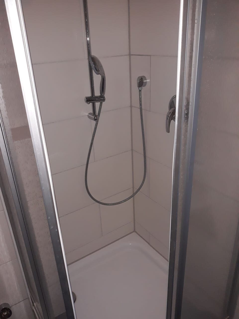 Shower, free toiletries, towels