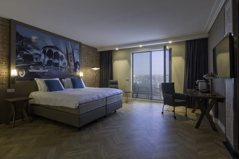 Grand Suite | Hypo-allergenic bedding, in-room safe, desk, laptop workspace