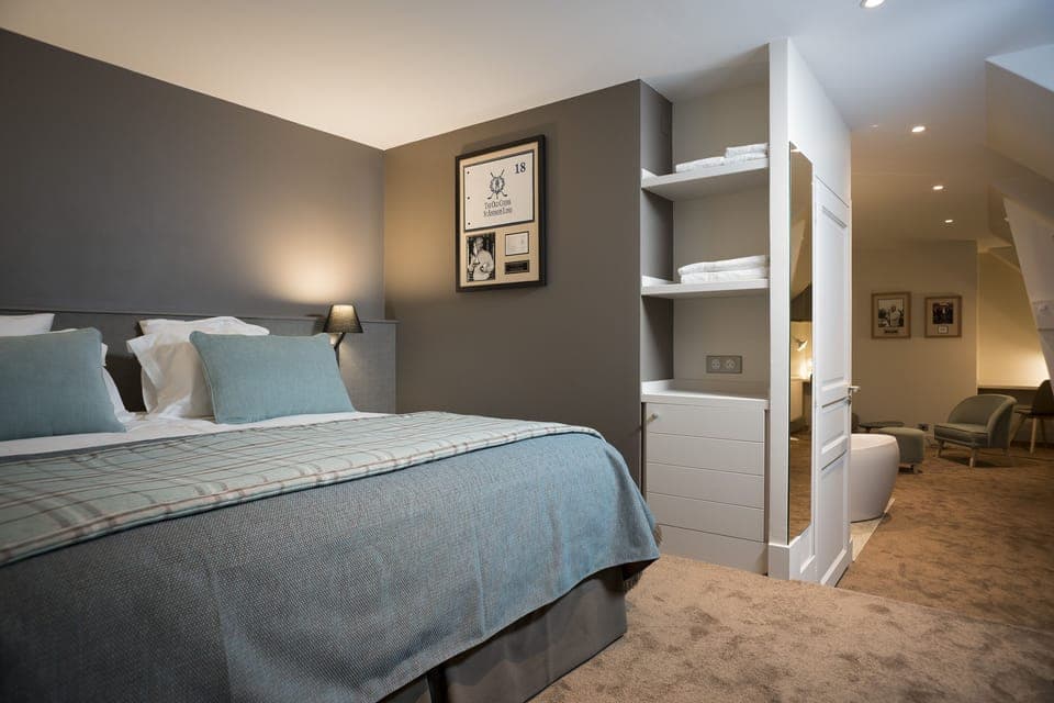 In-room safe, desk, free WiFi