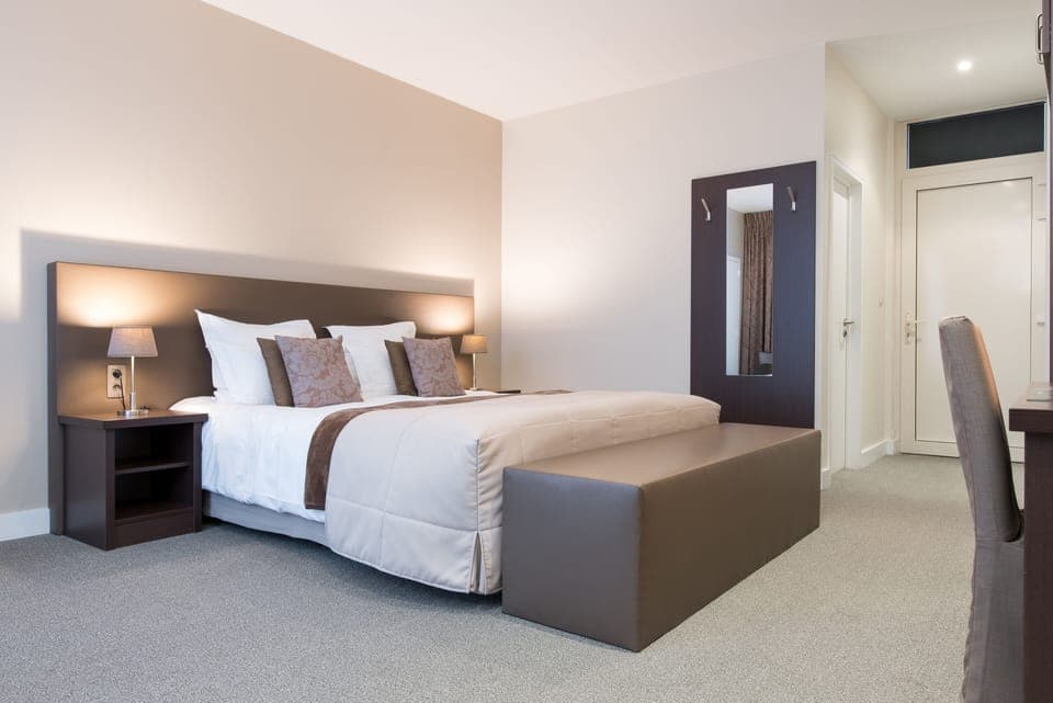 Double Room, 1 Queen Bed, Non Smoking, Garden View | Minibar, desk, blackout drapes, soundproofing