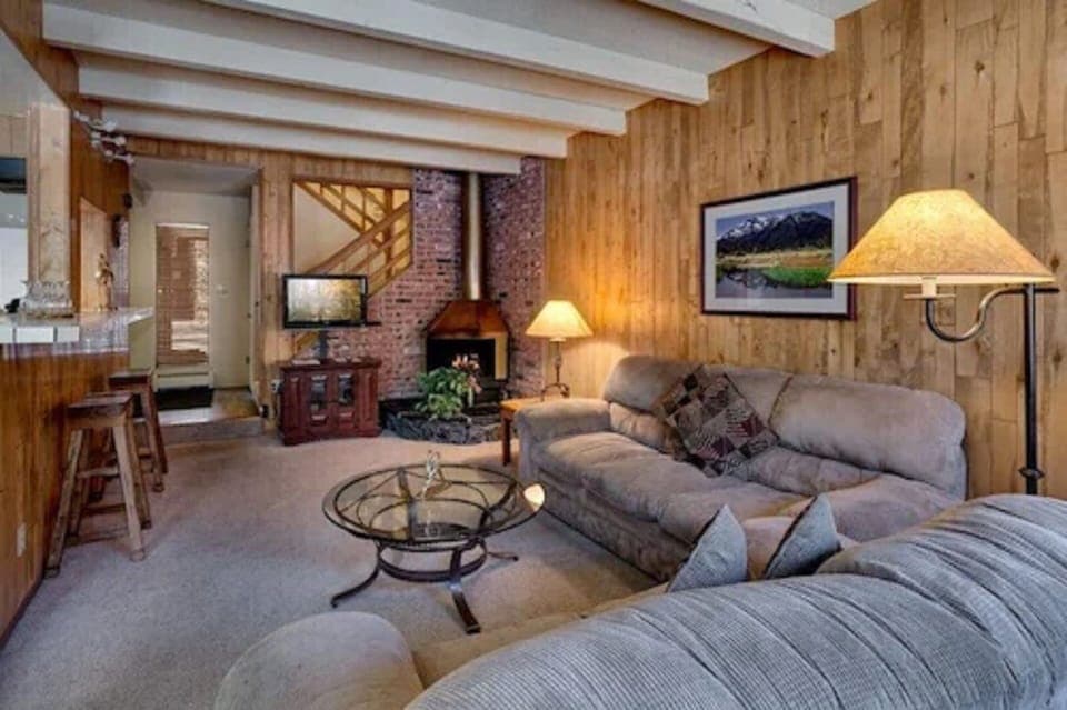 Comfort Townhome, Multiple Beds, Non Smoking | Living room | TV, DVD player