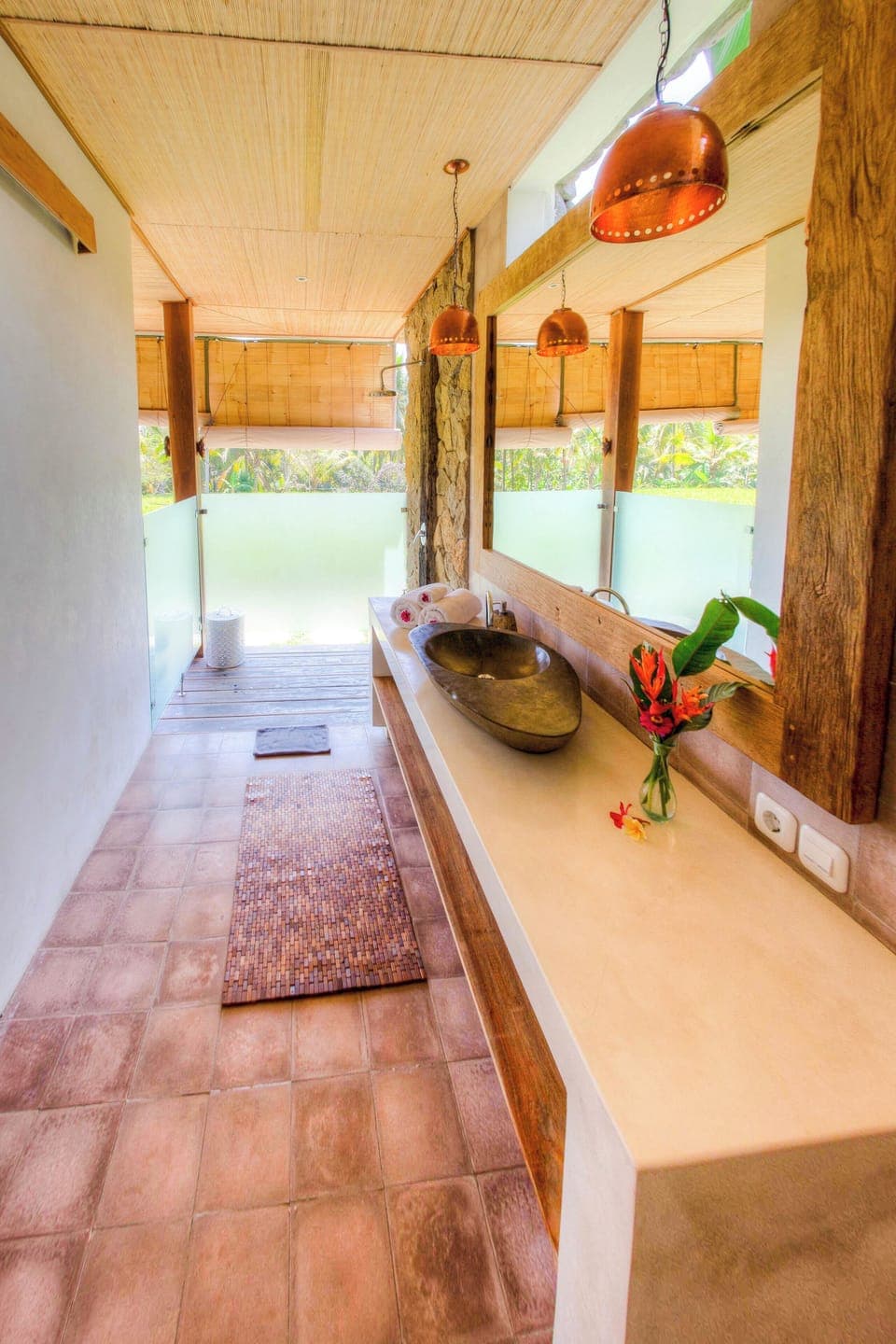 Deluxe Room, 1 King Bed, Non Smoking | Bathroom | Shower, rainfall showerhead, free toiletries, hair dryer