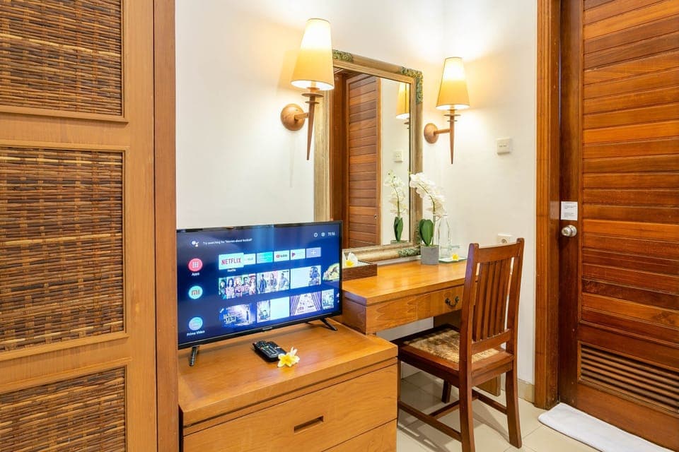 Desk, soundproofing, free WiFi, bed sheets