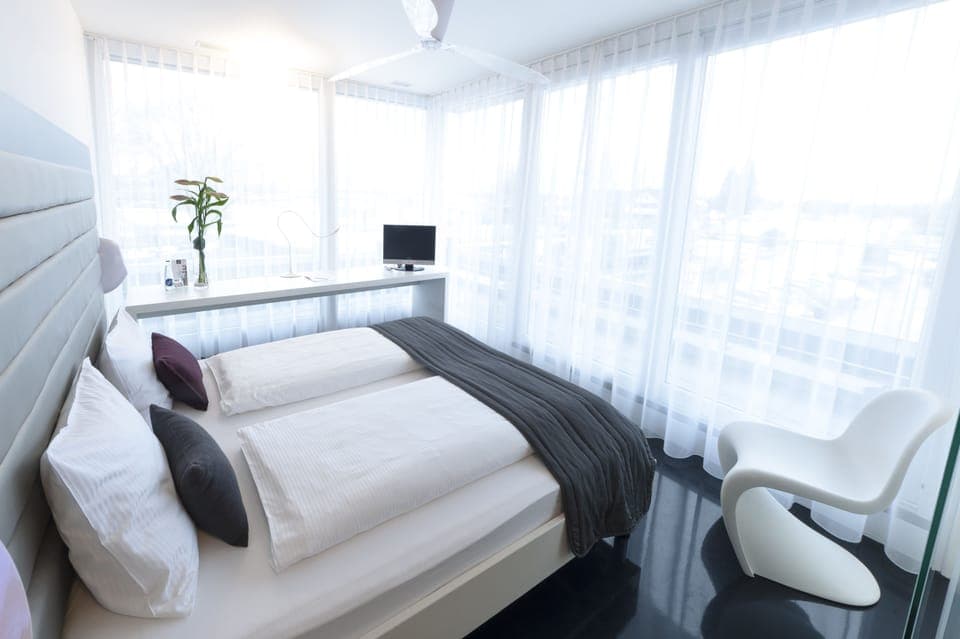Desk, soundproofing, free cribs/infant beds, free WiFi