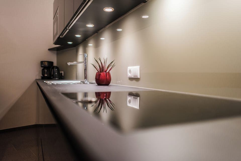 Full-size fridge, stovetop, toaster, cookware/dishes/utensils