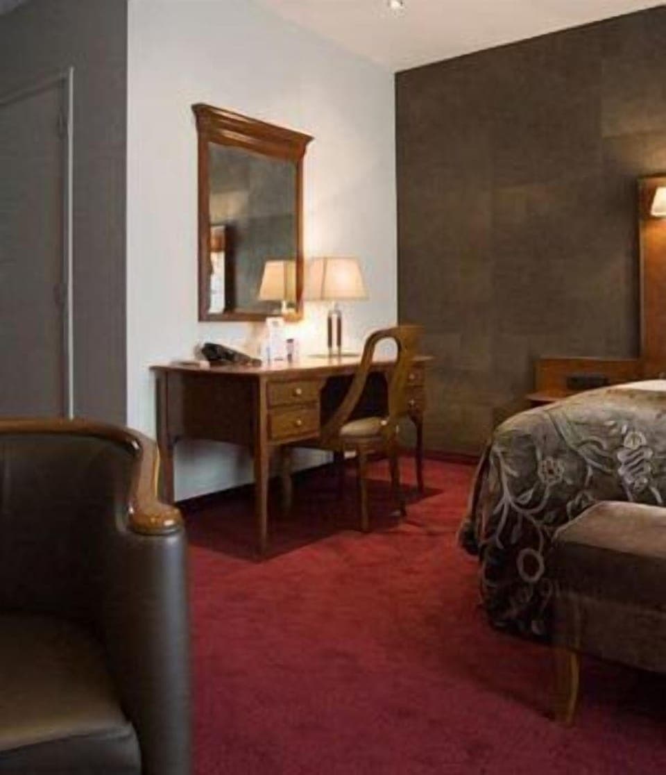 Family Suite | In-room safe, desk, soundproofing, free WiFi