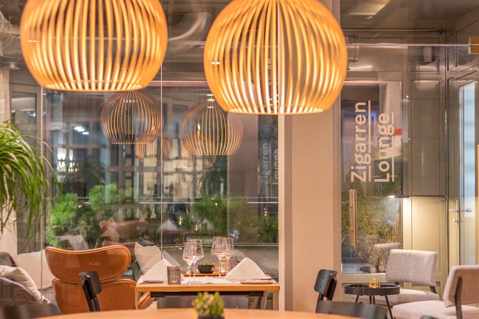 Lunch and dinner served, international cuisine