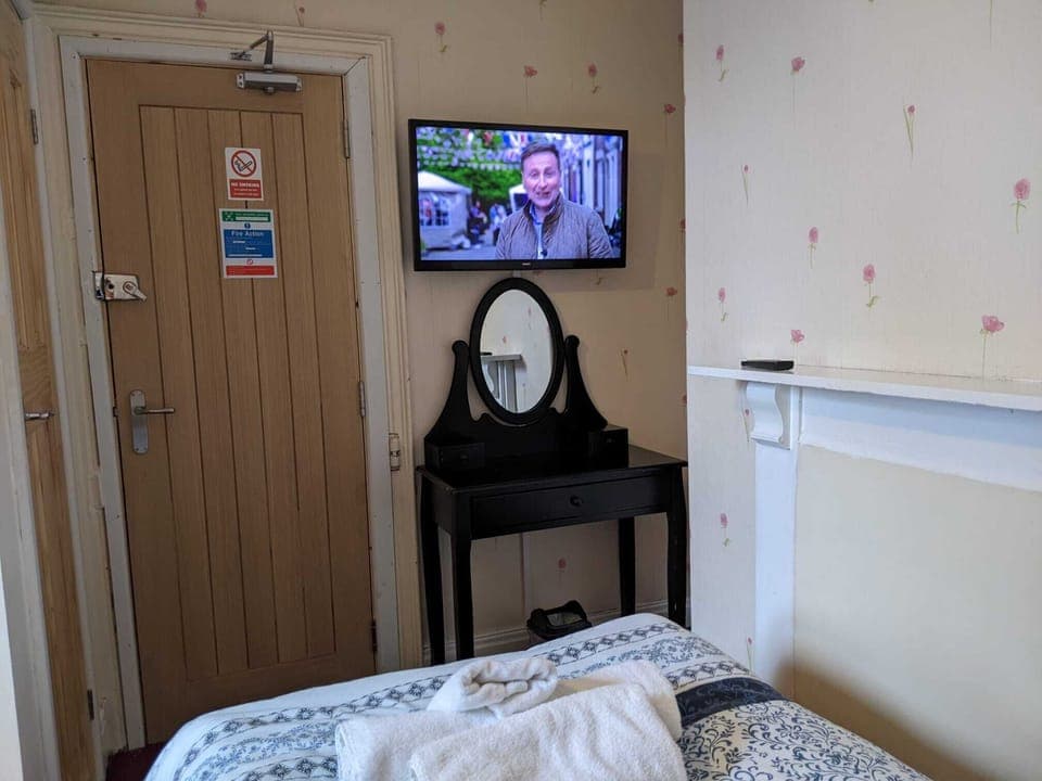 Economy Twin Room, 1 Bedroom, Non Smoking | Premium bedding, iron/ironing board, free WiFi, bed sheets