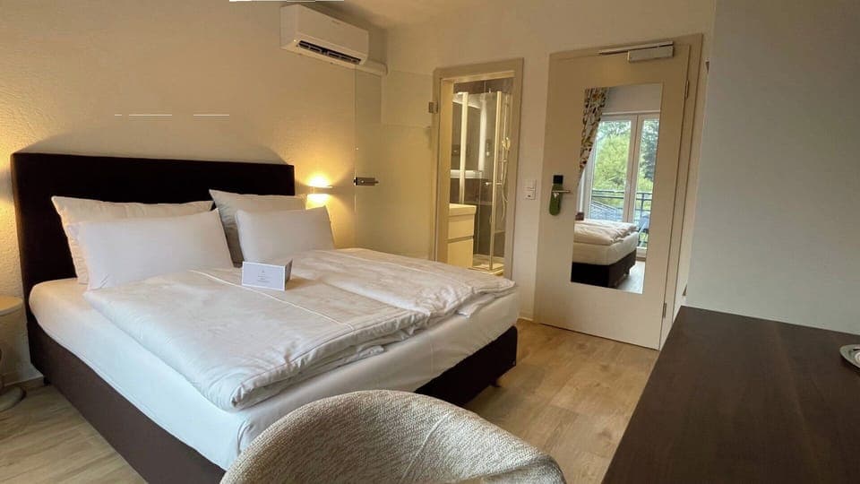 Hypo-allergenic bedding, in-room safe, free WiFi