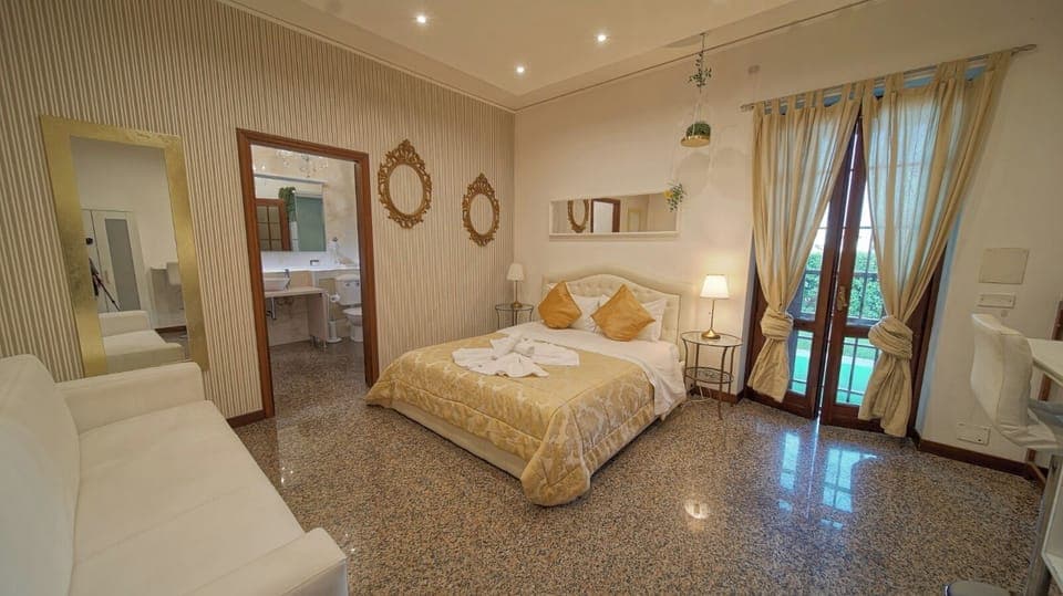 Comfort Suite, 1 Double Bed with Sofa bed, Hot Tub, Garden Area | Free minibar, in-room safe, desk, soundproofing