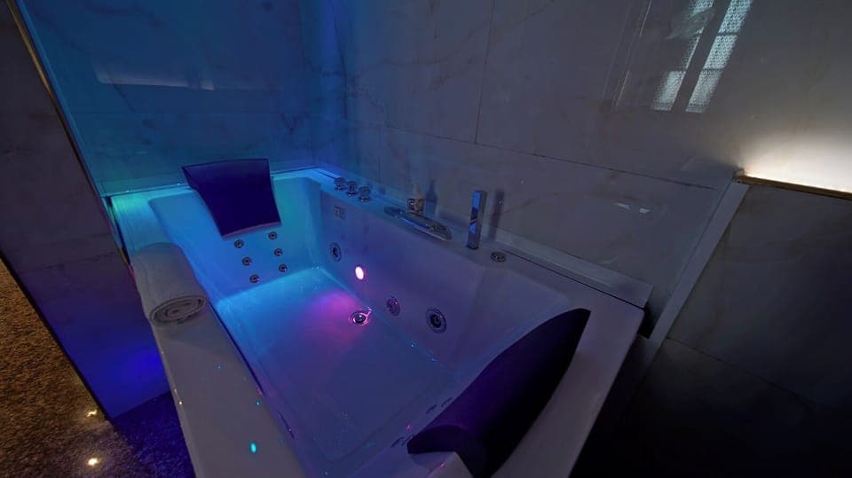 Comfort Suite, 1 Double Bed with Sofa bed, Hot Tub, Garden Area | Bathroom | Free toiletries, hair dryer, bidet, towels