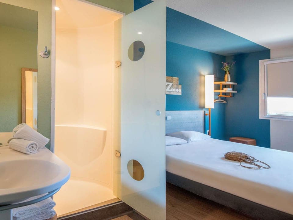 Desk, laptop workspace, soundproofing, free WiFi