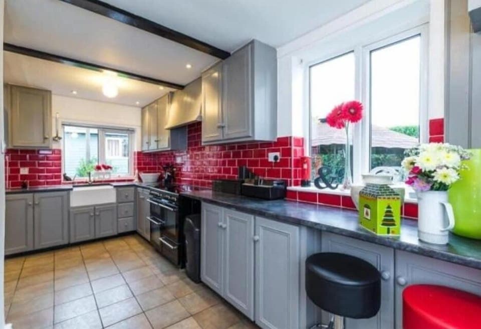 Deluxe Double Room | Shared kitchen | Stovetop, electric kettle, cookware/dishes/utensils