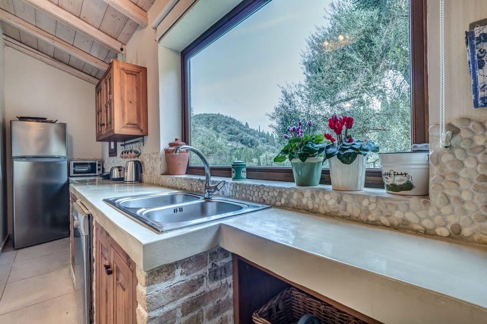 Full-size fridge, microwave, oven, stovetop