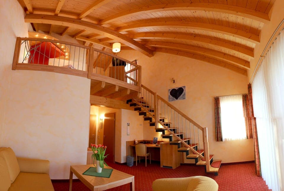 Comfort Suite | In-room safe, desk, blackout drapes, iron/ironing board