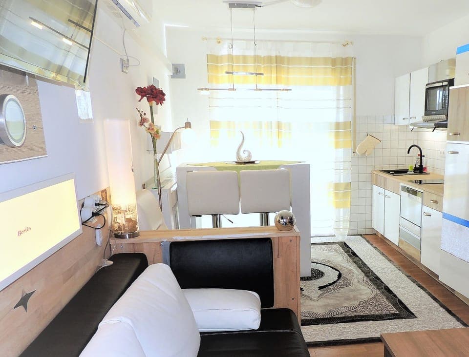 City Suite, 1 Bedroom, Kitchen | Living area | 32-inch flat-screen TV with cable channels, TV, table tennis