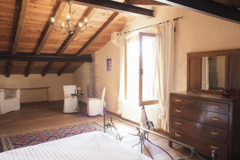 Desk, cribs/infant beds, travel crib, free WiFi